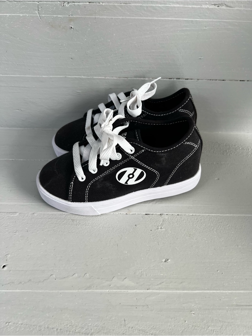 Heelys Shoes Youth Sz1 Canvas Low Top Black Roller Skate Sneakers HES10458 NOBOX